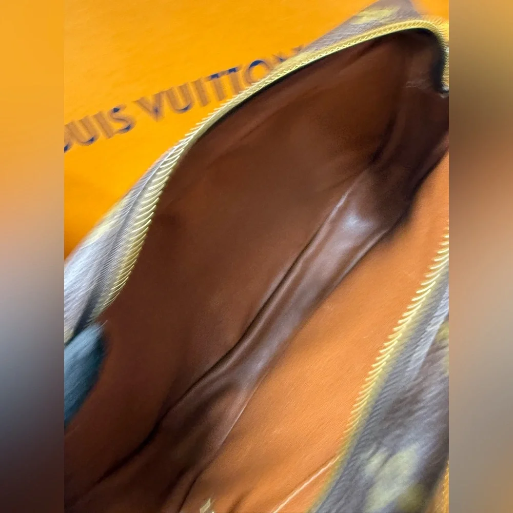 LOUIS VUITTON-MI883 Jeunefille Monogram Canvas Crossbody Bag - Picture 11 of 16